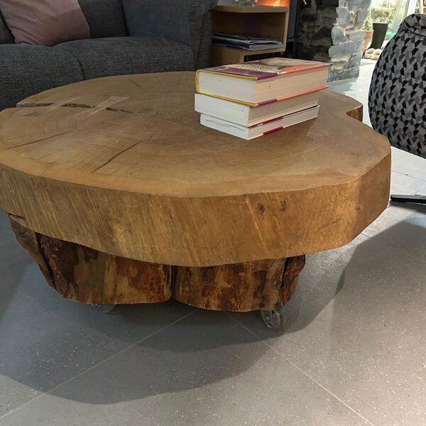 Mesa de centro rústica de madera maciza con ruedas