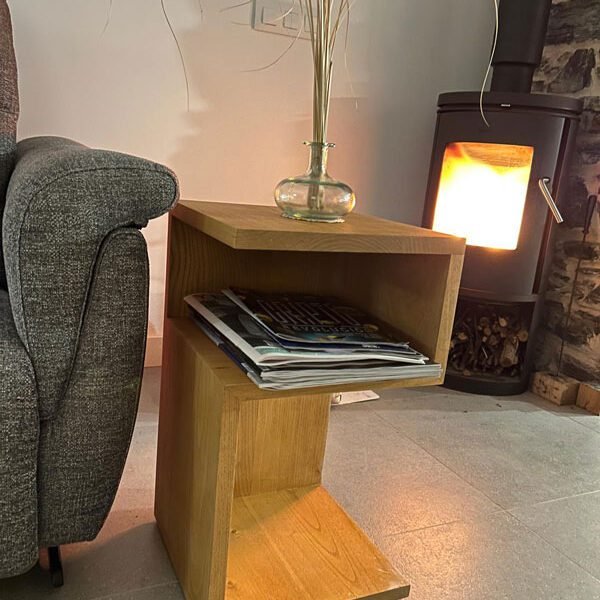 Mesita auxiliar de diseño en madera maciza